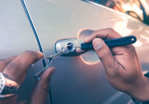 Career to open the car keys when people forget the keys in the car